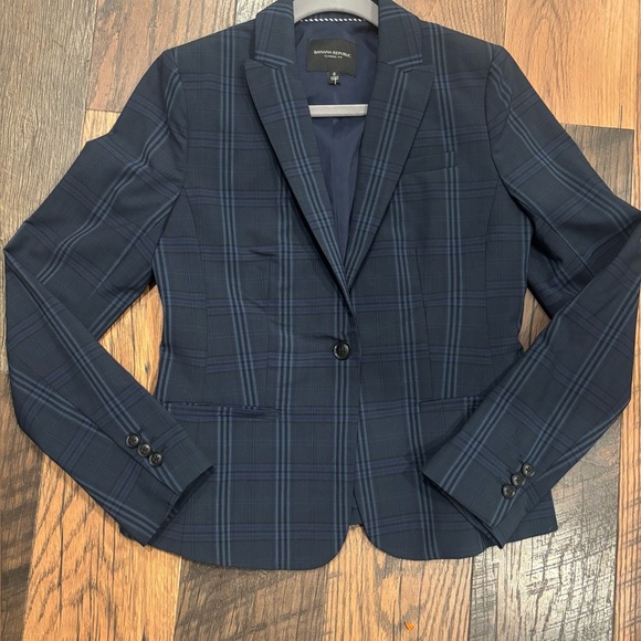 BANANA REPUBLIC Women
Marzotto Italian Wool Navy Check
Plaid Blazer 2. - Picture 5 of 16